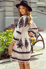 Beige Mini-Warse con pompones con cuello en V y impresos con patrón occidental