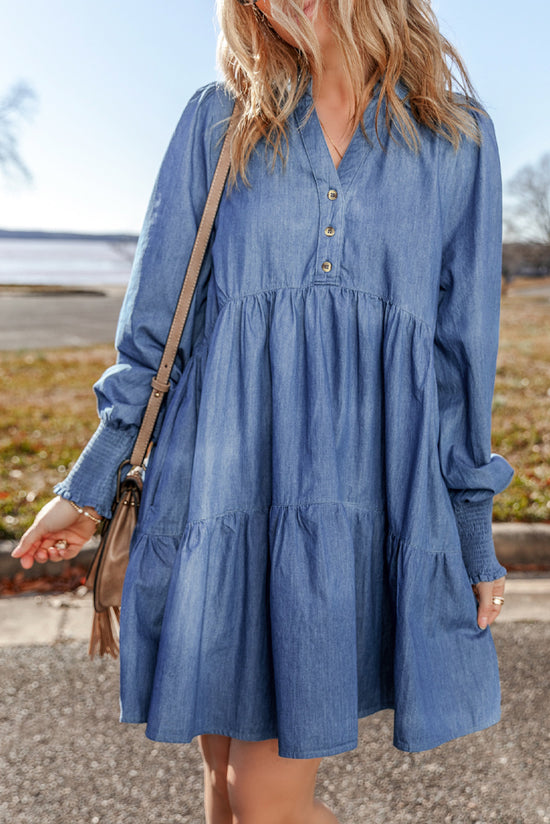 Mini-robe en denim boutonnée à plusieurs niveaux et manchettes smockées bleu crépuscule