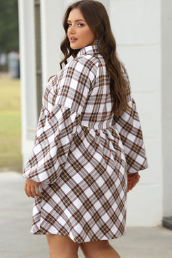 Camisa fluida blanca con baldosas y mangas hinchadas