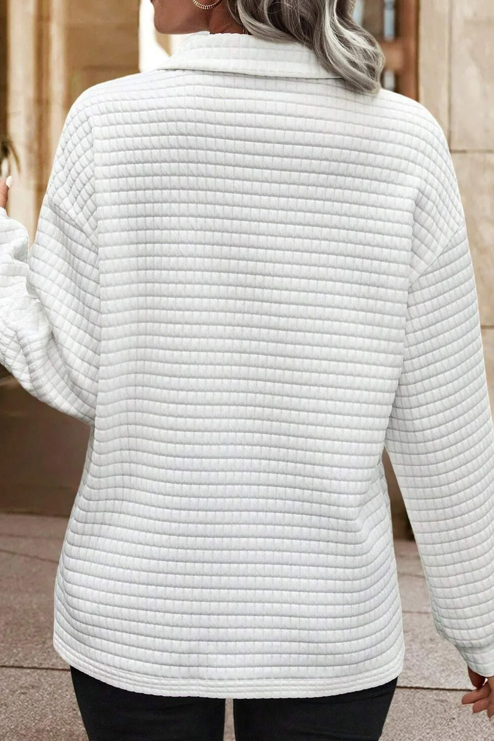 Collar blanco y alto de mangas largas con textura acolchada