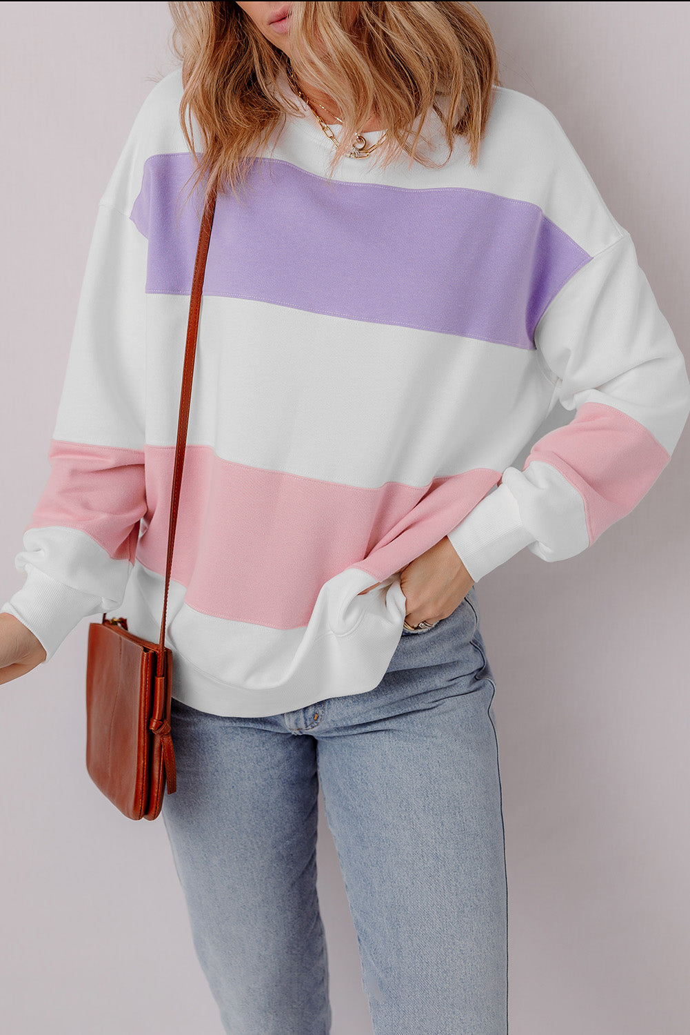 Sudadera beige con cuello redondo y hombros que caen en bloque de color de retazos