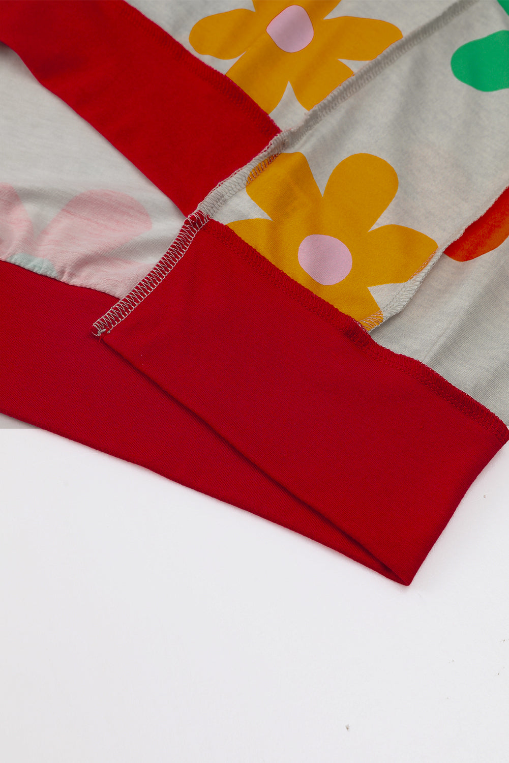 T-shirt with drooping shoulders and contrasting border with pink floral eyelets