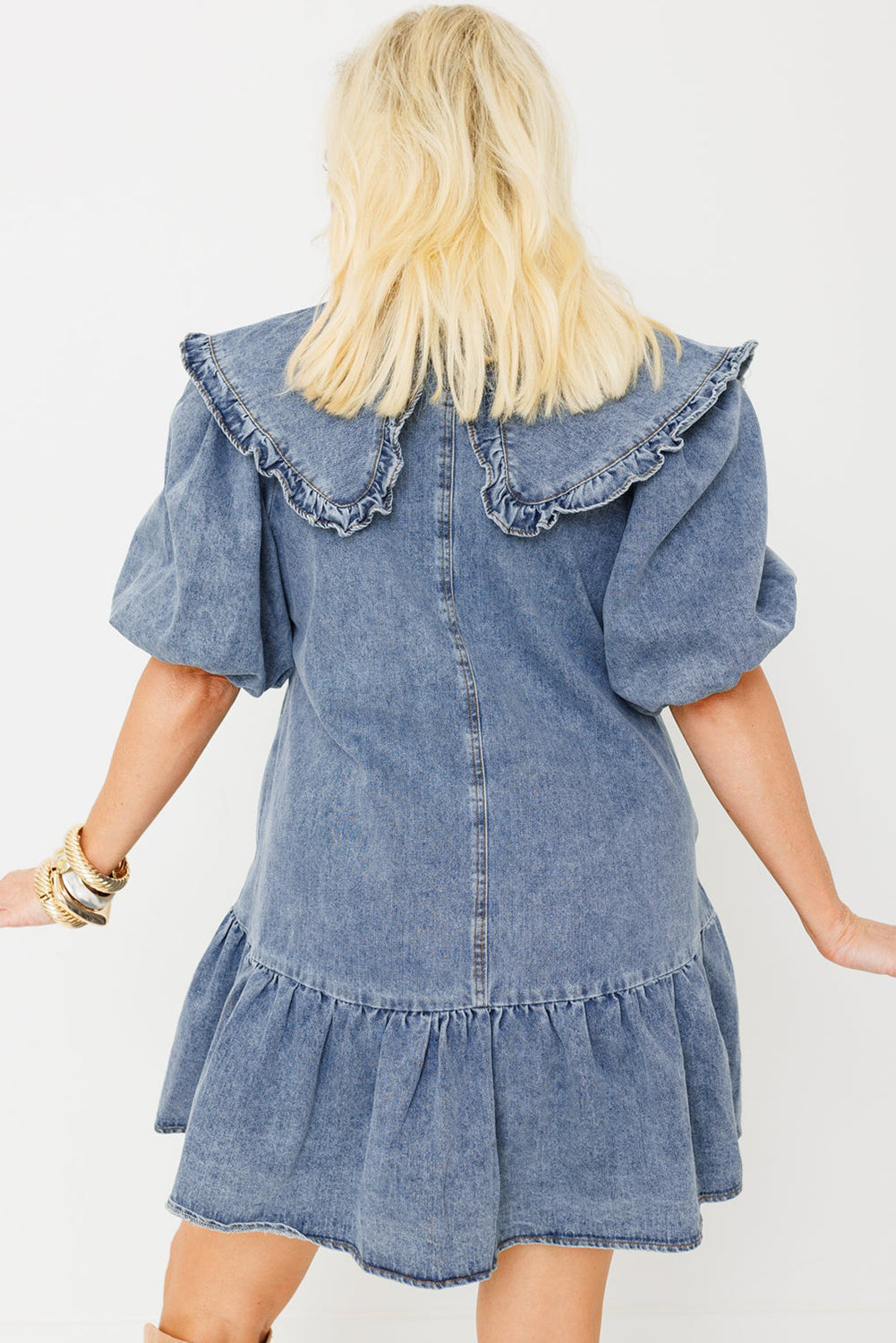 Mini-robe en jean bleu crépuscule avec poches latérales à col volanté et manches bouffantes