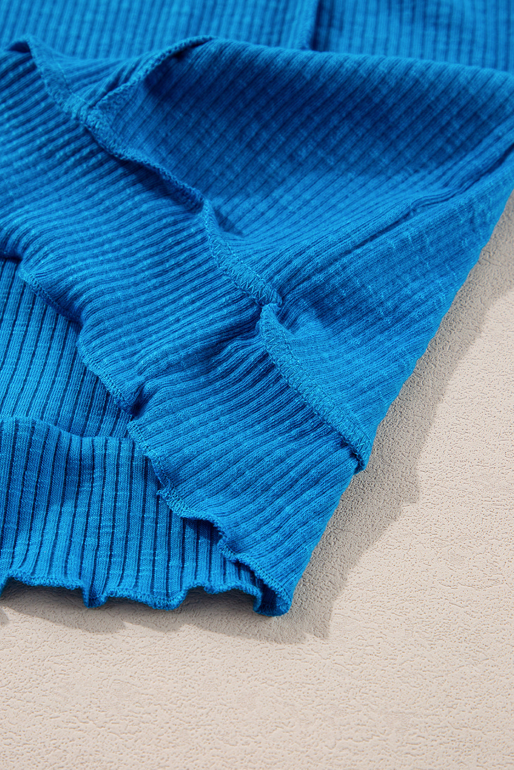 Haut bleu à manches longues et col en V en tricot côtelé à coutures apparentes