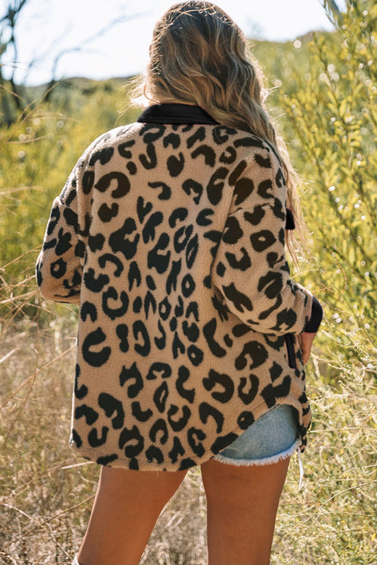 Chaqueta de felpa de leopardo negro con acabados contrastantes