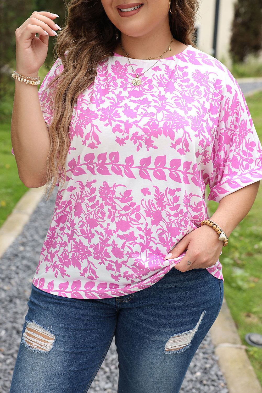 Camiseta de talla grande de dobladillo curvado con estampado floral blanco