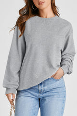 Sudadera ligera gris claro con hombros caídos y cuello redondo