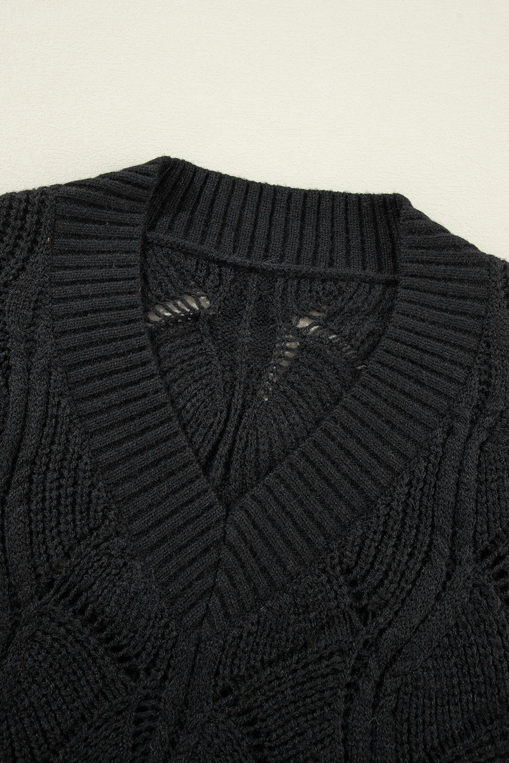 Pull noir en tricot ajouré à col en V et épaules tombantes