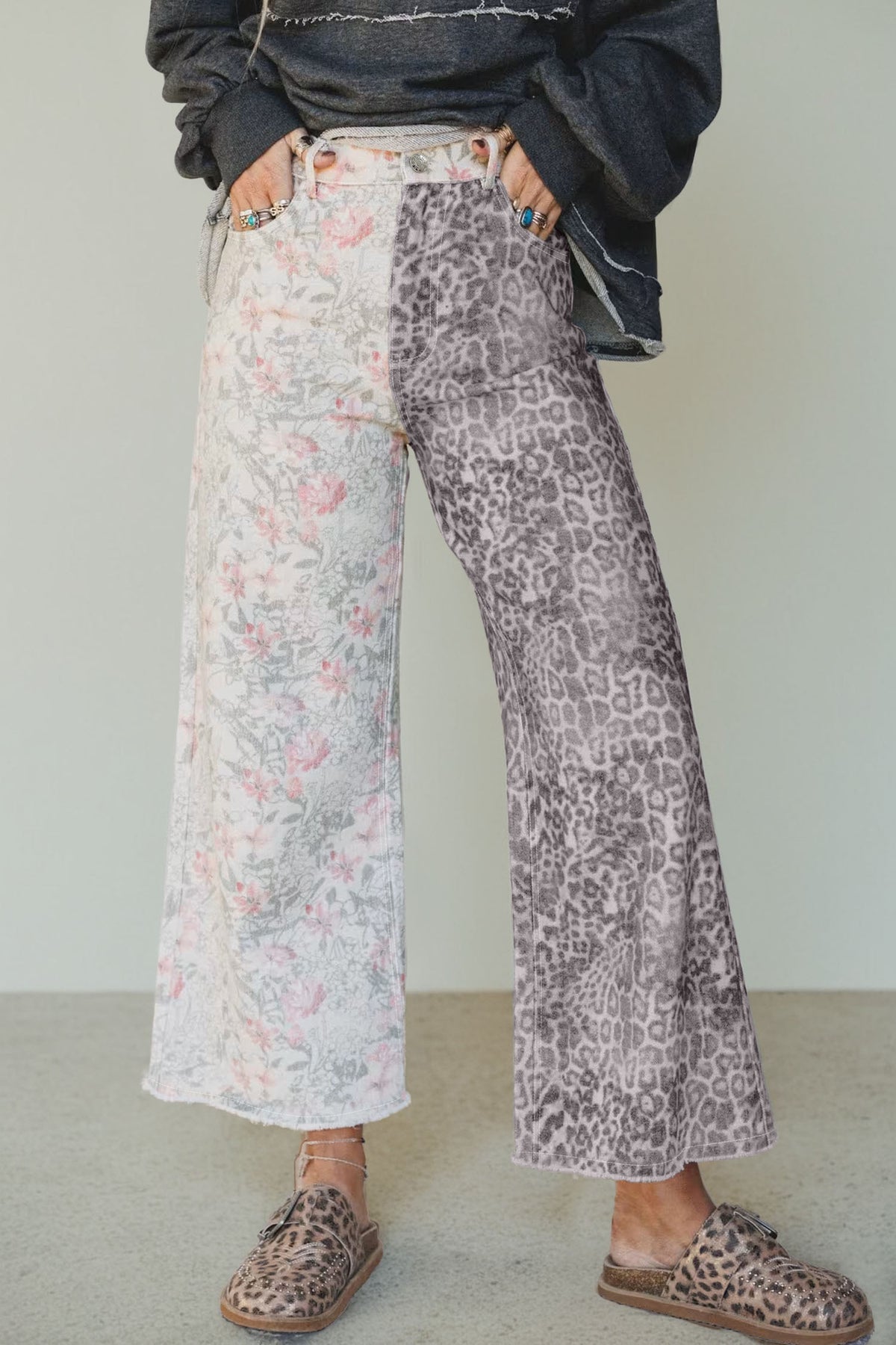 Jean large multicolore à patchwork floral et léopard, bords bruts