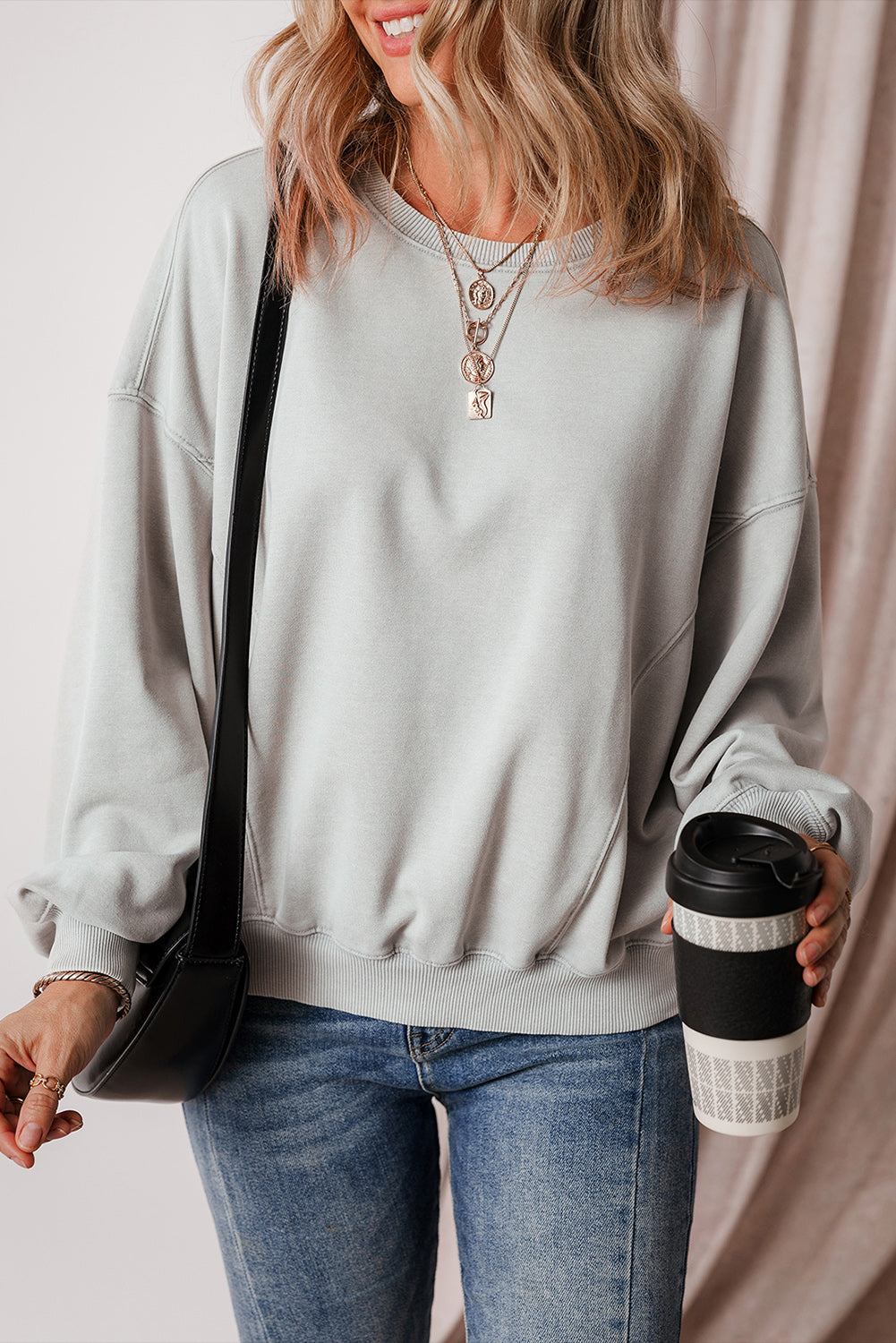 Sudadera gris con costuras expuestas, manijas de murciélagos y hombros caídos