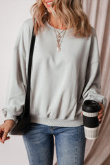Sudadera gris con costuras expuestas, manijas de murciélagos y hombros caídos