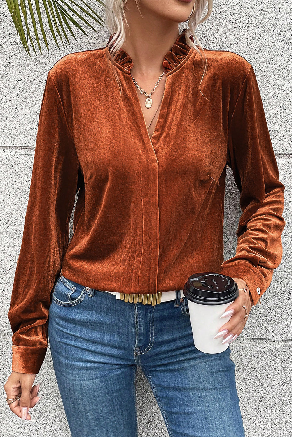 Chemise en velours à col volanté et flamme dorée-A WOMAN WE LOVE