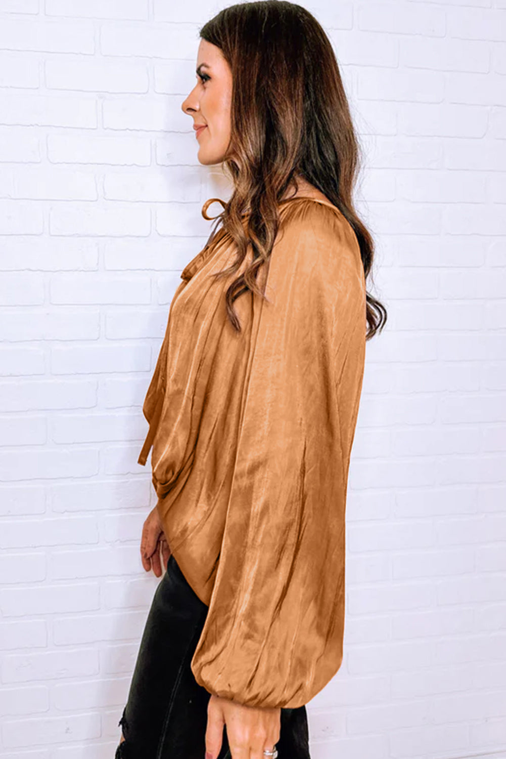 Blouse plissée en satin camel à col en V et manches bouffantes