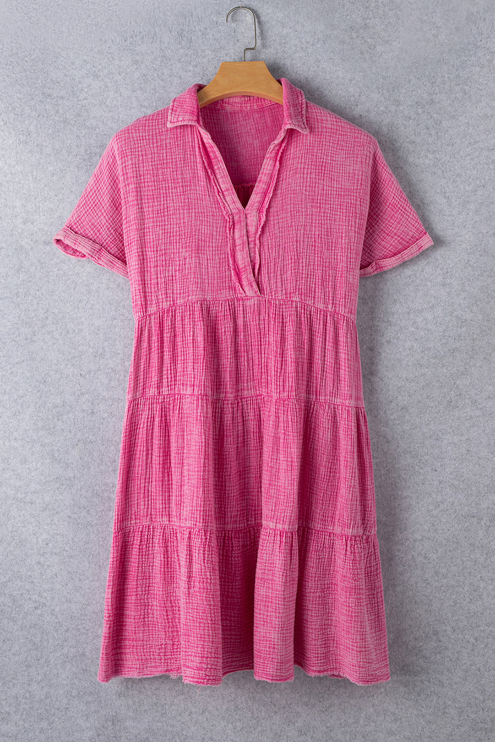 Robe à volants froissée rose fraise, délavé minéral, col fendu, ourlet brut