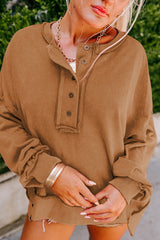 Hombro marrón marrón y sudadera henley