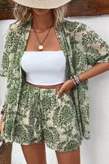 Tenue avec haut ouvert et short vert vintage à imprimé floral
