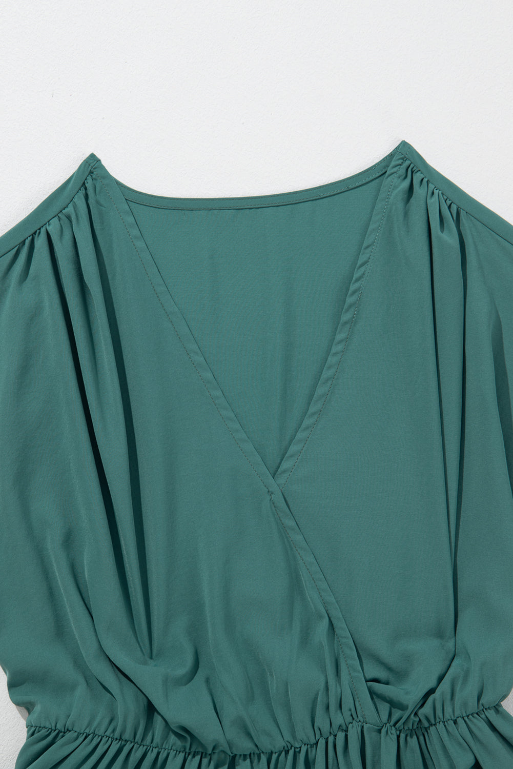 Robe longue plissée à manches courtes et col en V de couleur unie vert noirâtre