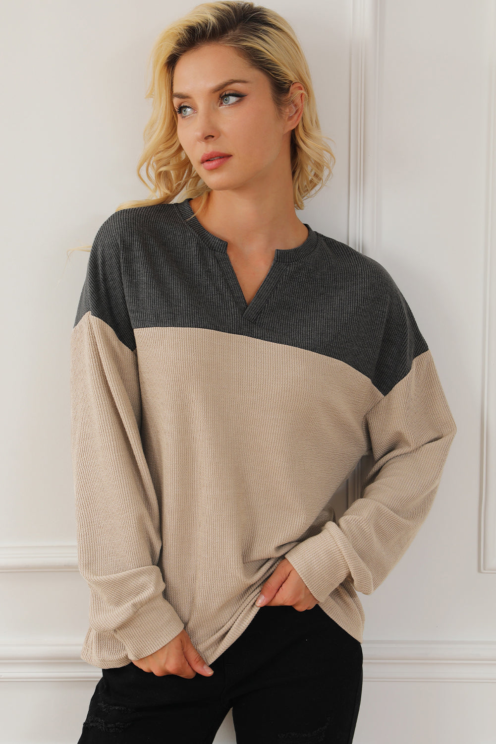 Bloque de color sudadera con cable con collar gris de carbono
