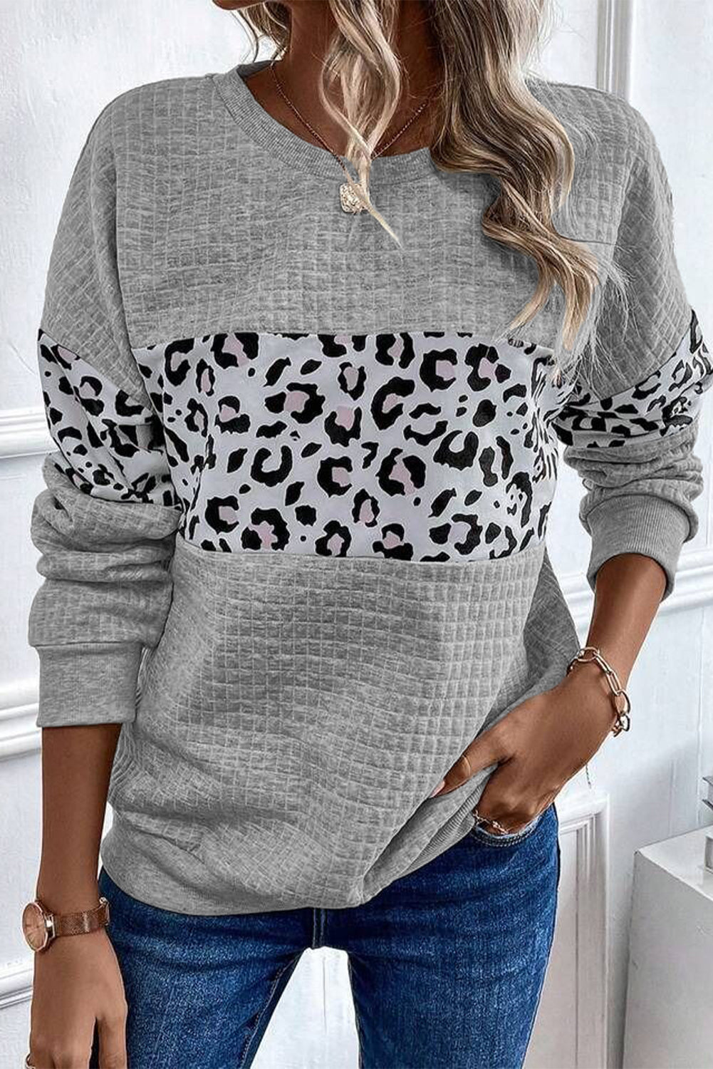 Sweat-shirt gris à col rond et patchwork matelassé léopard