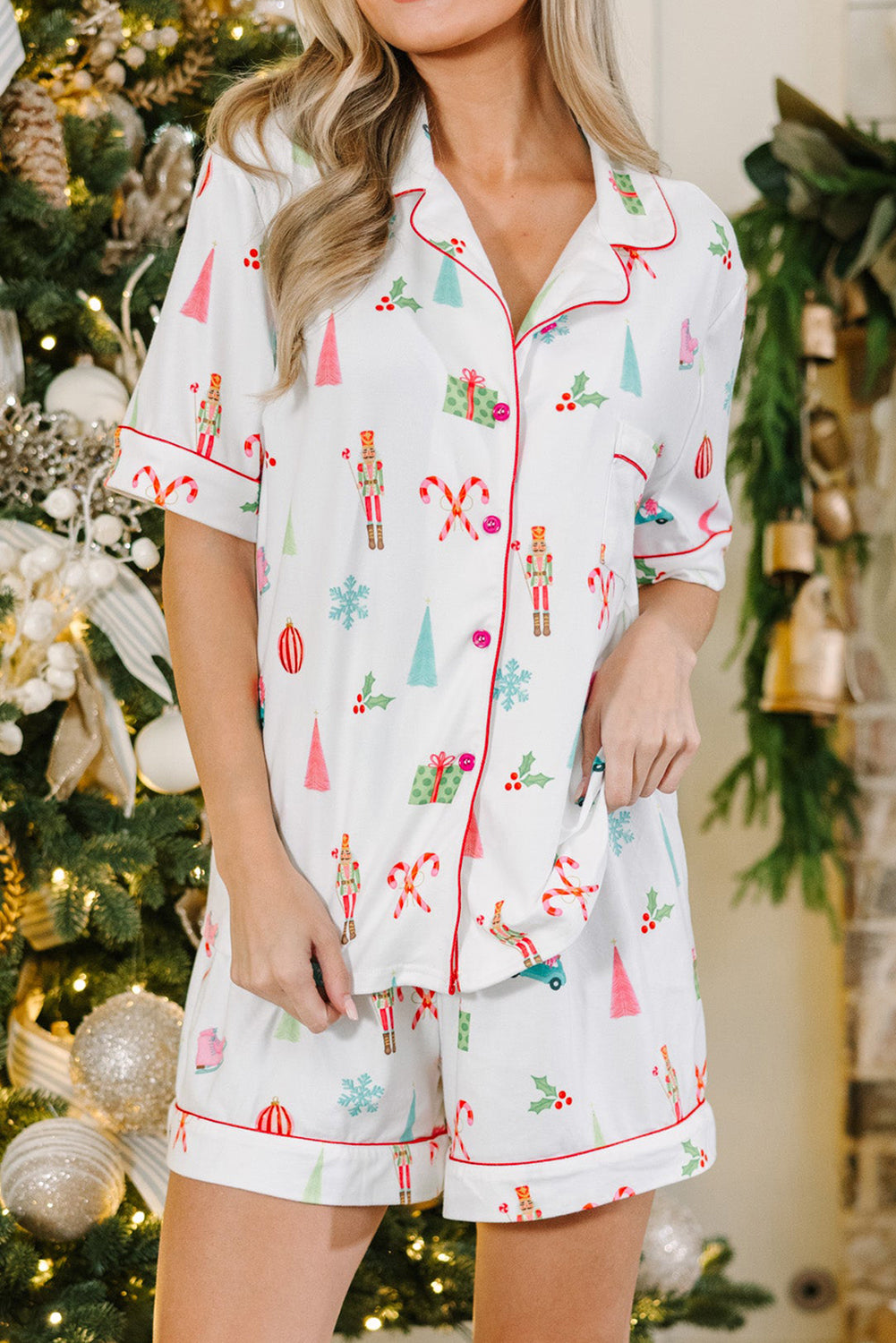 Ensemble pyjama blanc chemise à manches courtes et short imprimé de Noël-A WOMAN WE LOVE