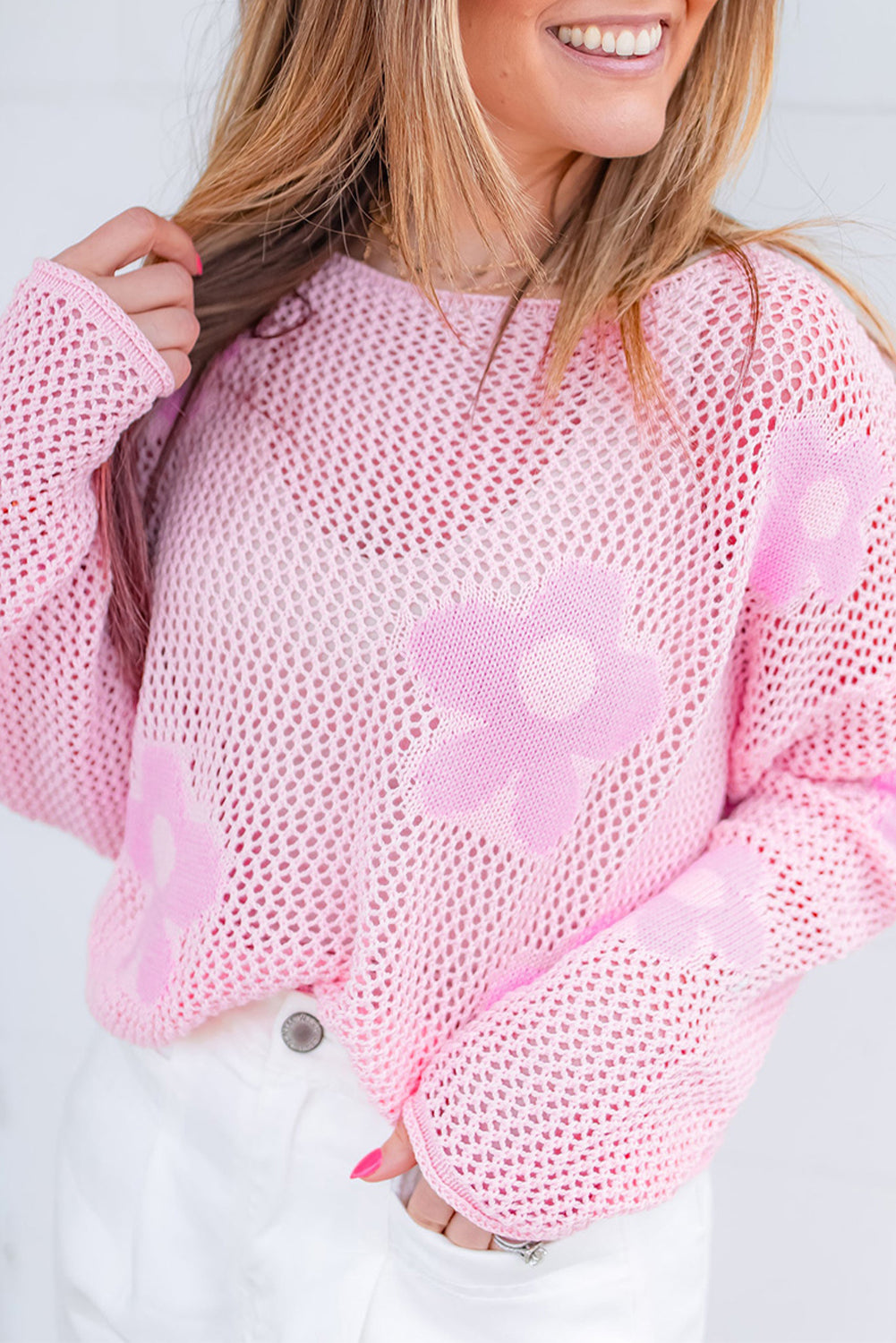 Pull rose clair à épaules tombantes en tricot ajouré à grandes fleurs