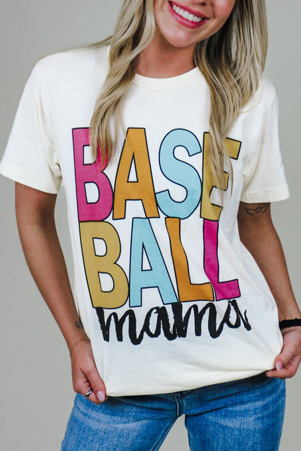 Weiße Baseball Mama Multi Color Graphic Tee