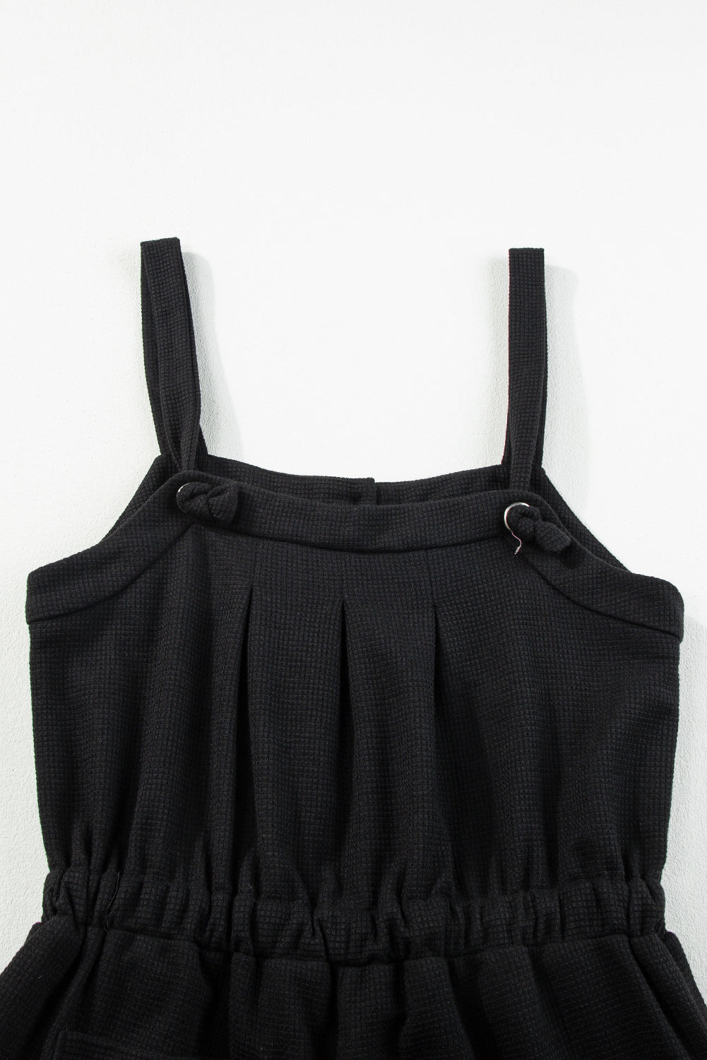 Combinaison noire à bretelles nouées et bouton texturé avec cordon de serrage-A WOMAN WE LOVE
