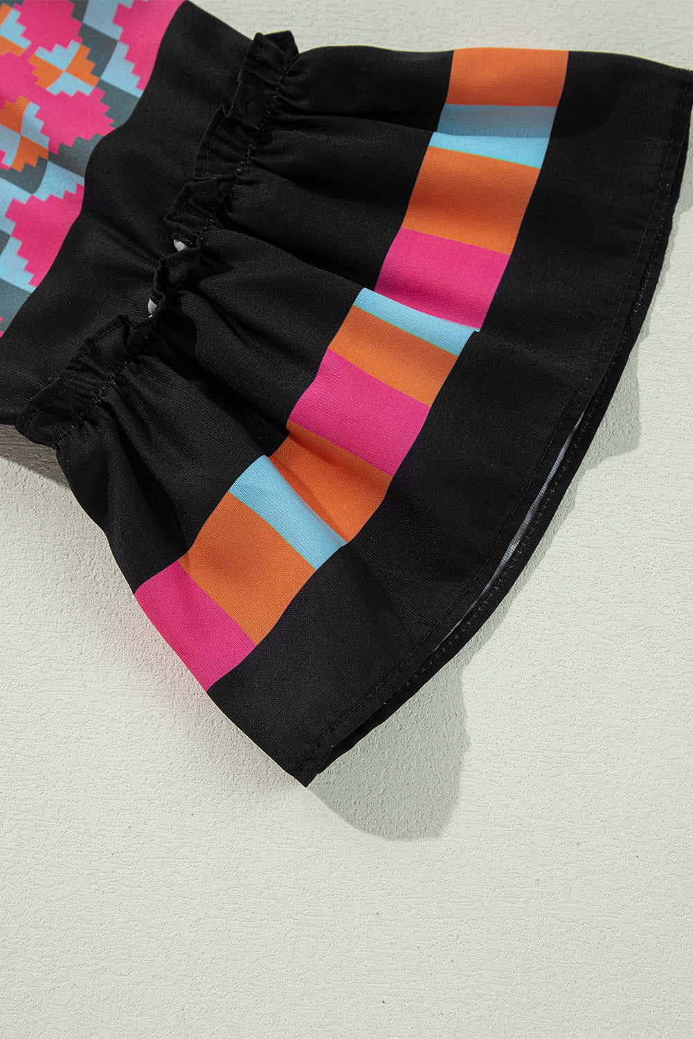Robe patchwork noire à volants et manches cloche à col en V et imprimé ethnique boutonné