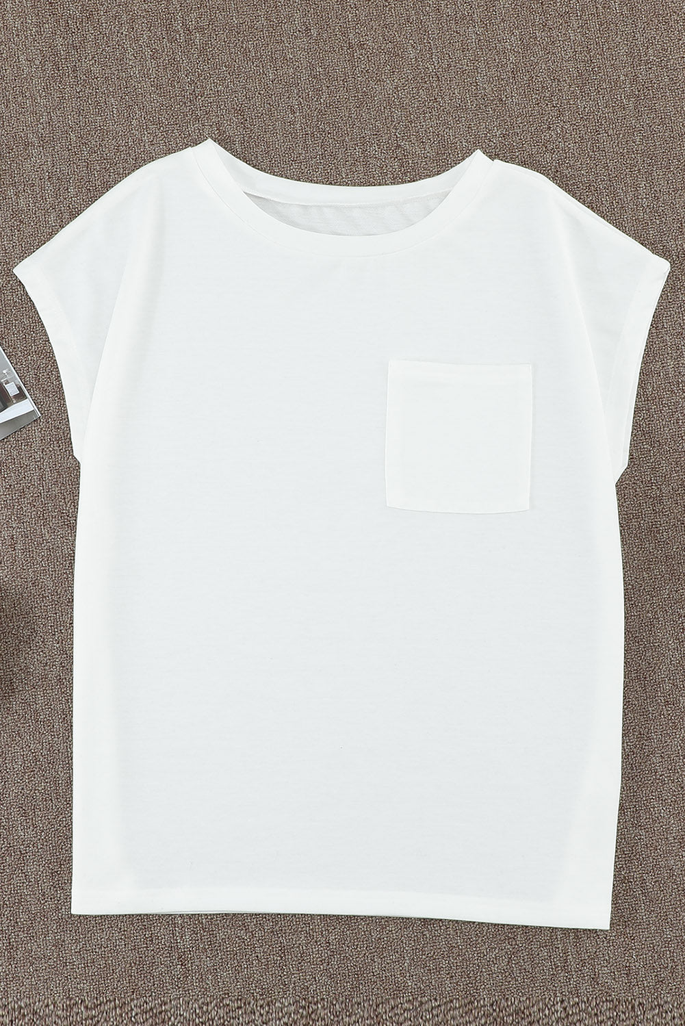 Camiseta blanca con bolsillos con hendiduras laterales