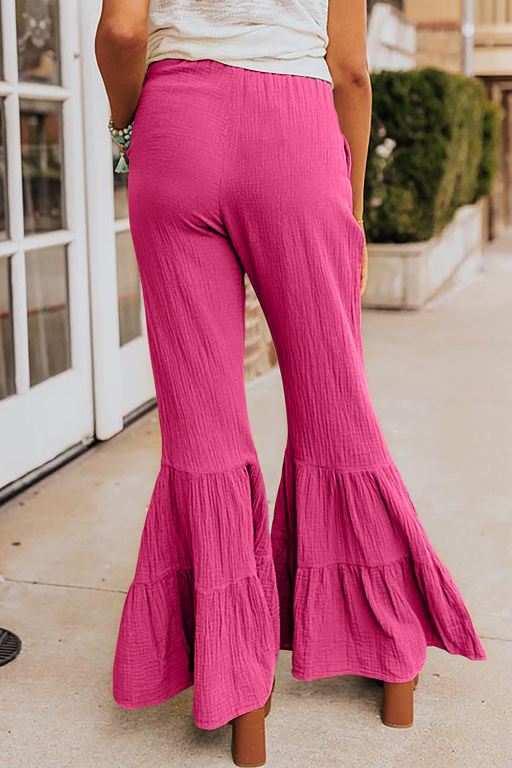 Pantalon taille haute texturé rose à volants et cloche