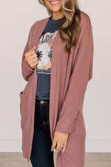 Cardigan en tricot gaufré de couleur unie rouge minéral avec poche-A WOMAN WE LOVE