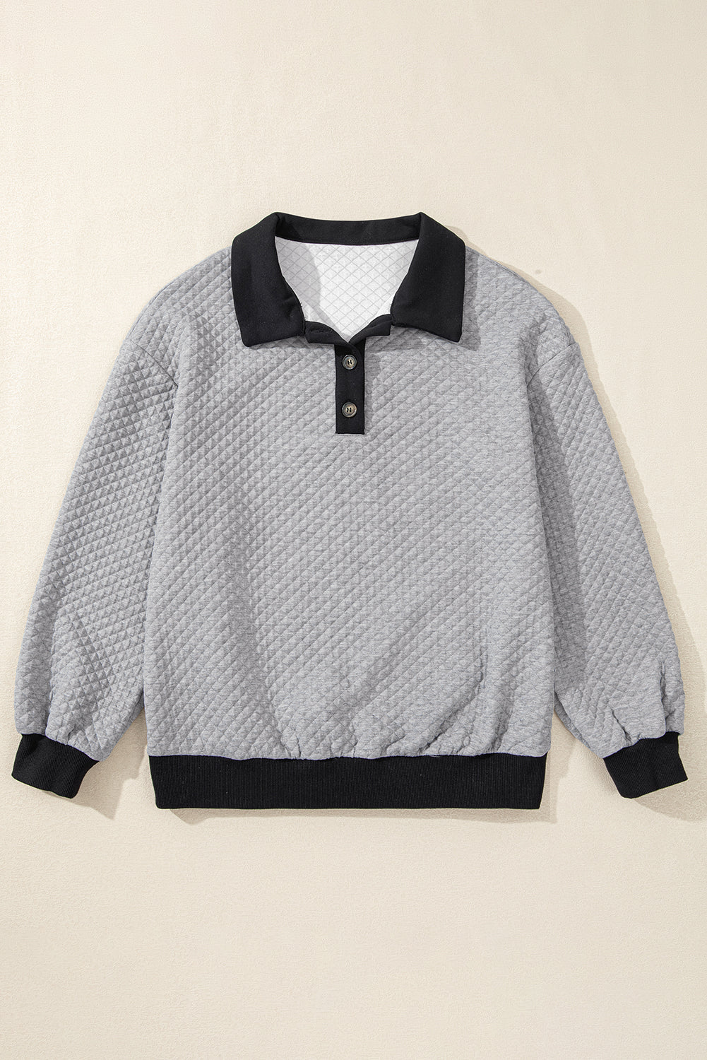 Sudadera gris texturizada gris claro en el bloque de color de los bordes y collar abotonado