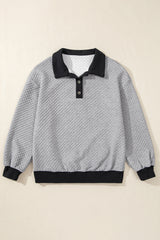 Sudadera gris texturizada gris claro en el bloque de color de los bordes y collar abotonado