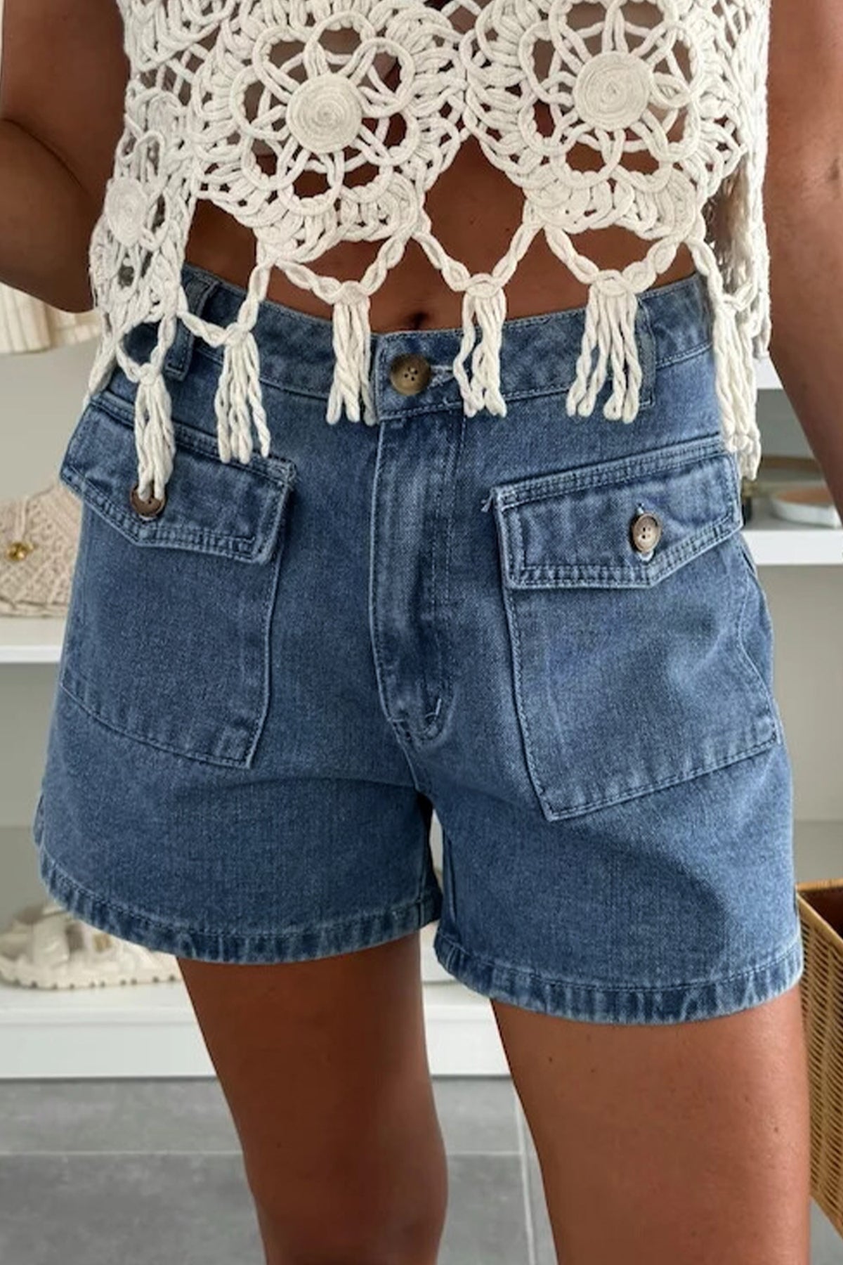 Short en jean bleu crépuscule à poches rabattues