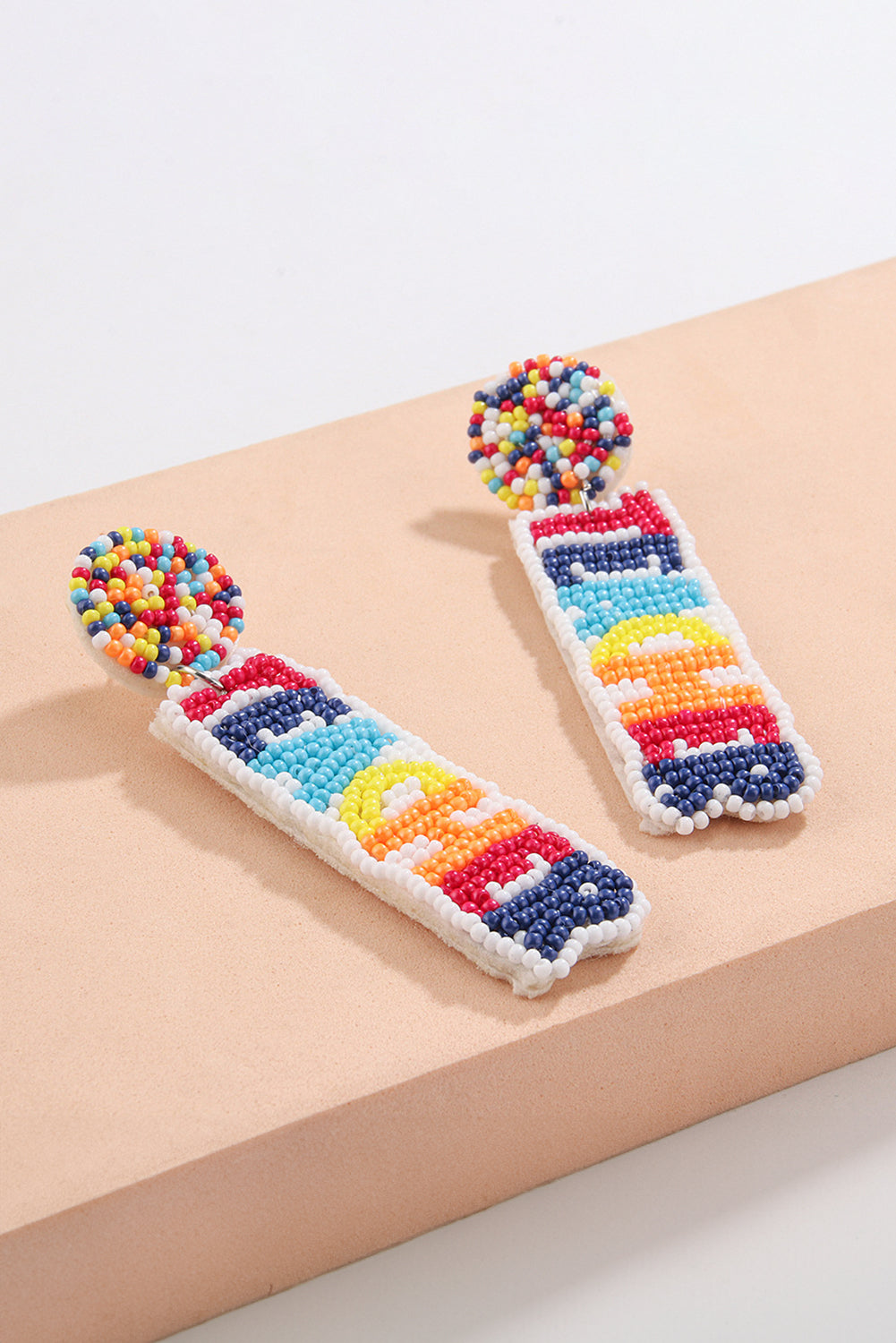 Boucles d'oreilles pendantes en perles de riz TEACHER blanches-A WOMAN WE LOVE