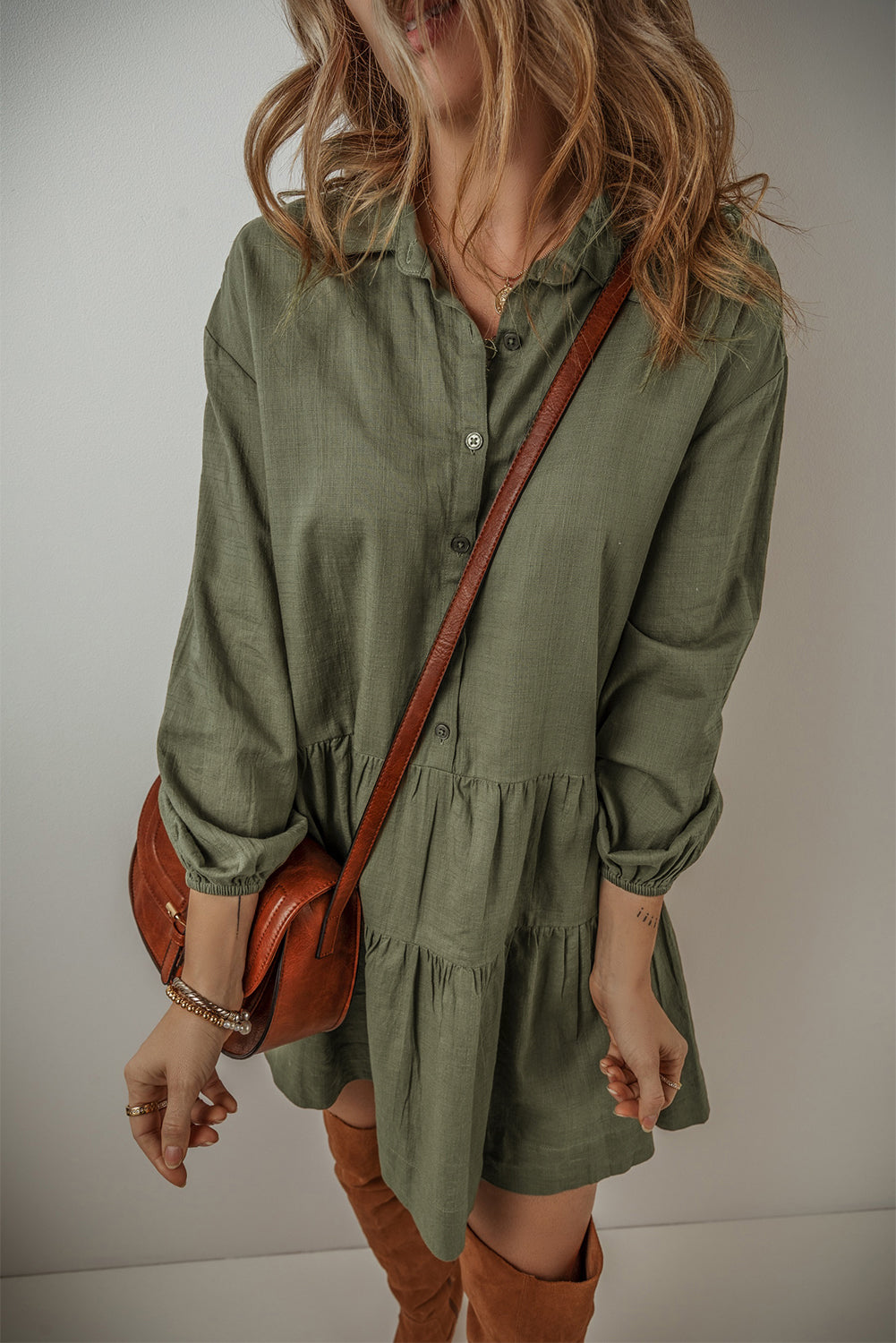 Mini-Robe folded shirt buttoned with puffy sleeves and several jungle green levels