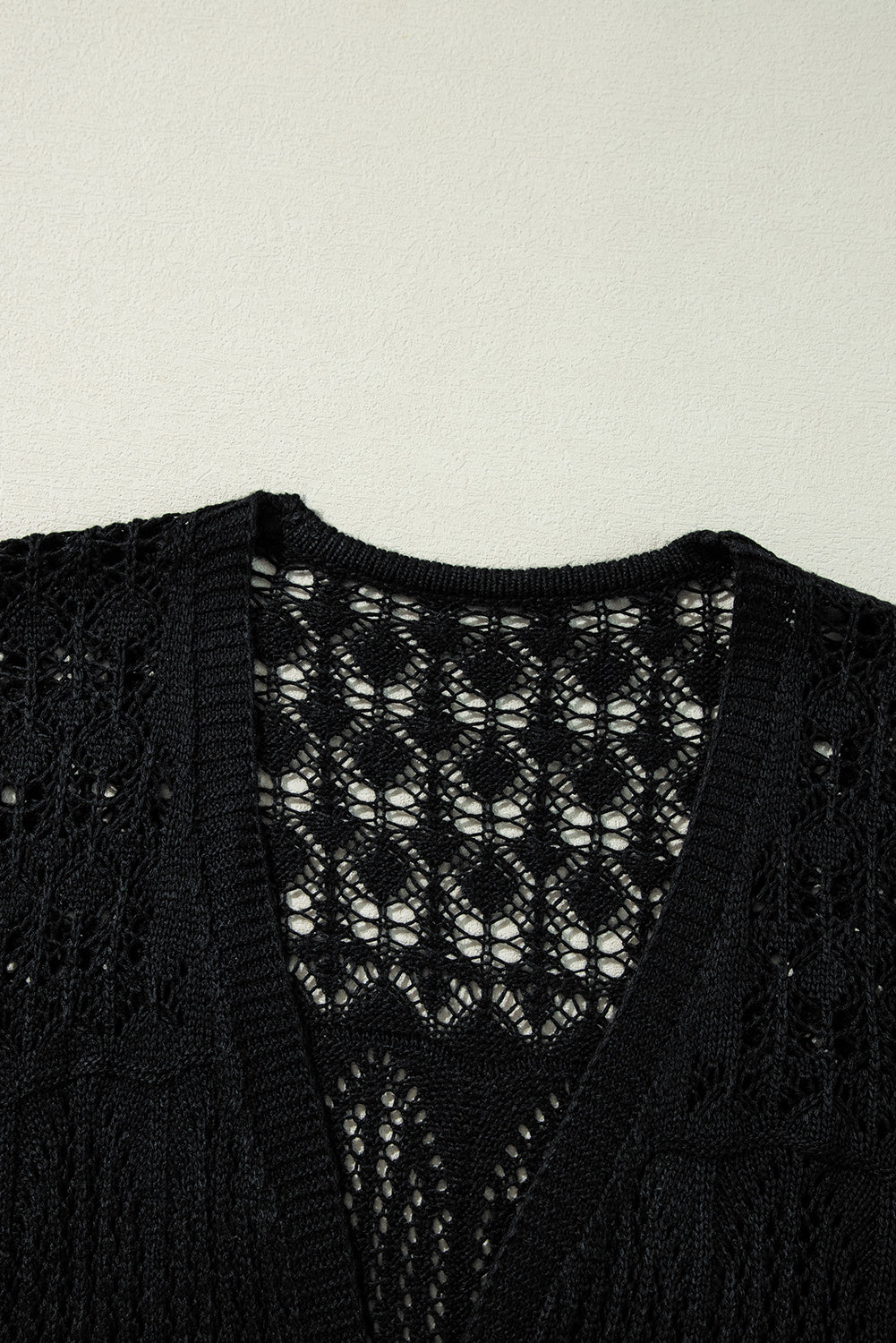 Crochet noir creux de cardigan ouvert ouvert