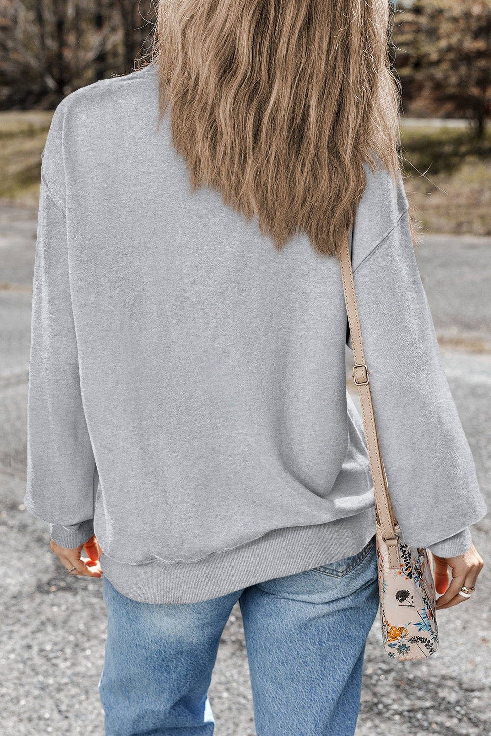 Sudadera ligera gris claro con hombros caídos y cuello redondo