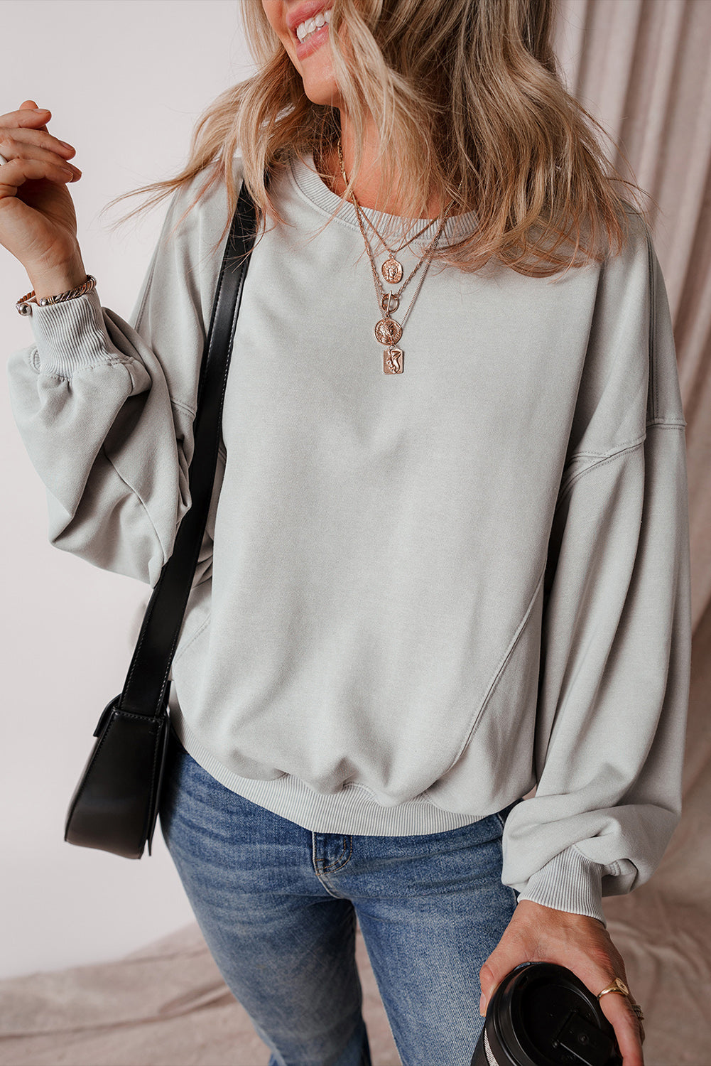 Sudadera gris con costuras expuestas, manijas de murciélagos y hombros caídos