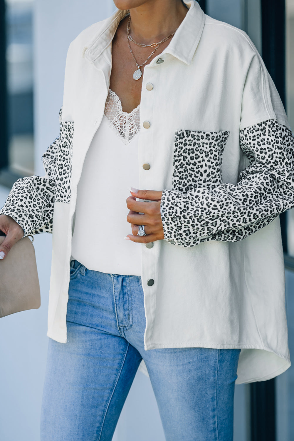 Veste en jean léopard à contraste blanc