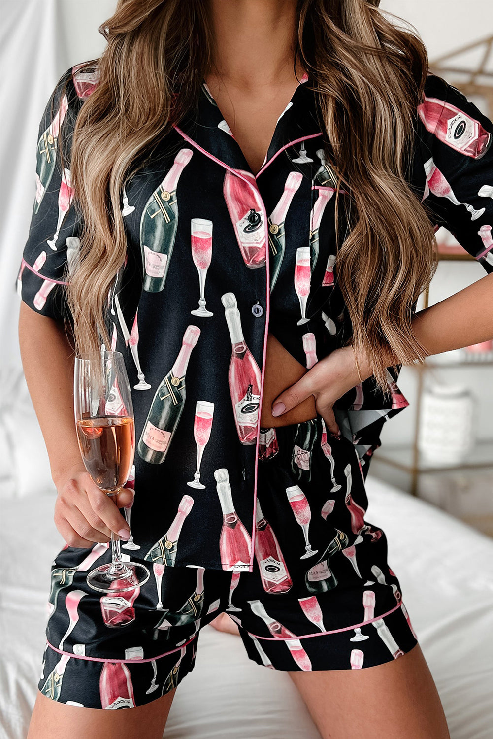 Ensemble de pyjama soyeux à manches courtes et imprimé champagne noir-A WOMAN WE LOVE