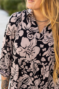 Vestido negro largo con estampado floral y grandes mangas hinchadas