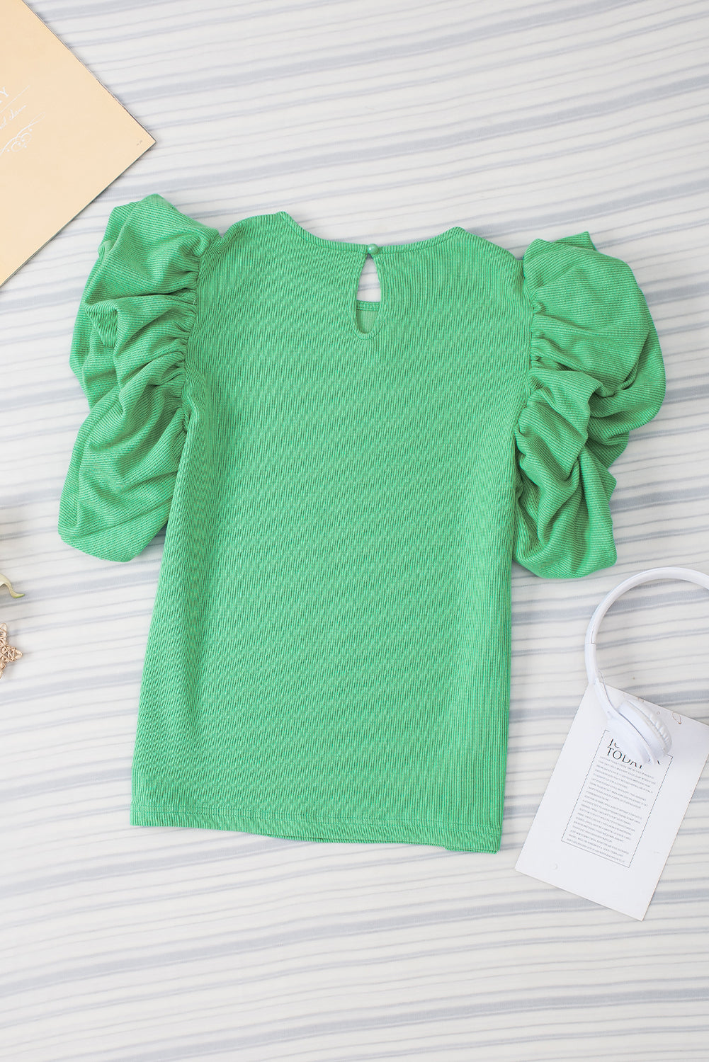 Blouse verte en tricot côtelé à manches bouffantes à volants-A WOMAN WE LOVE