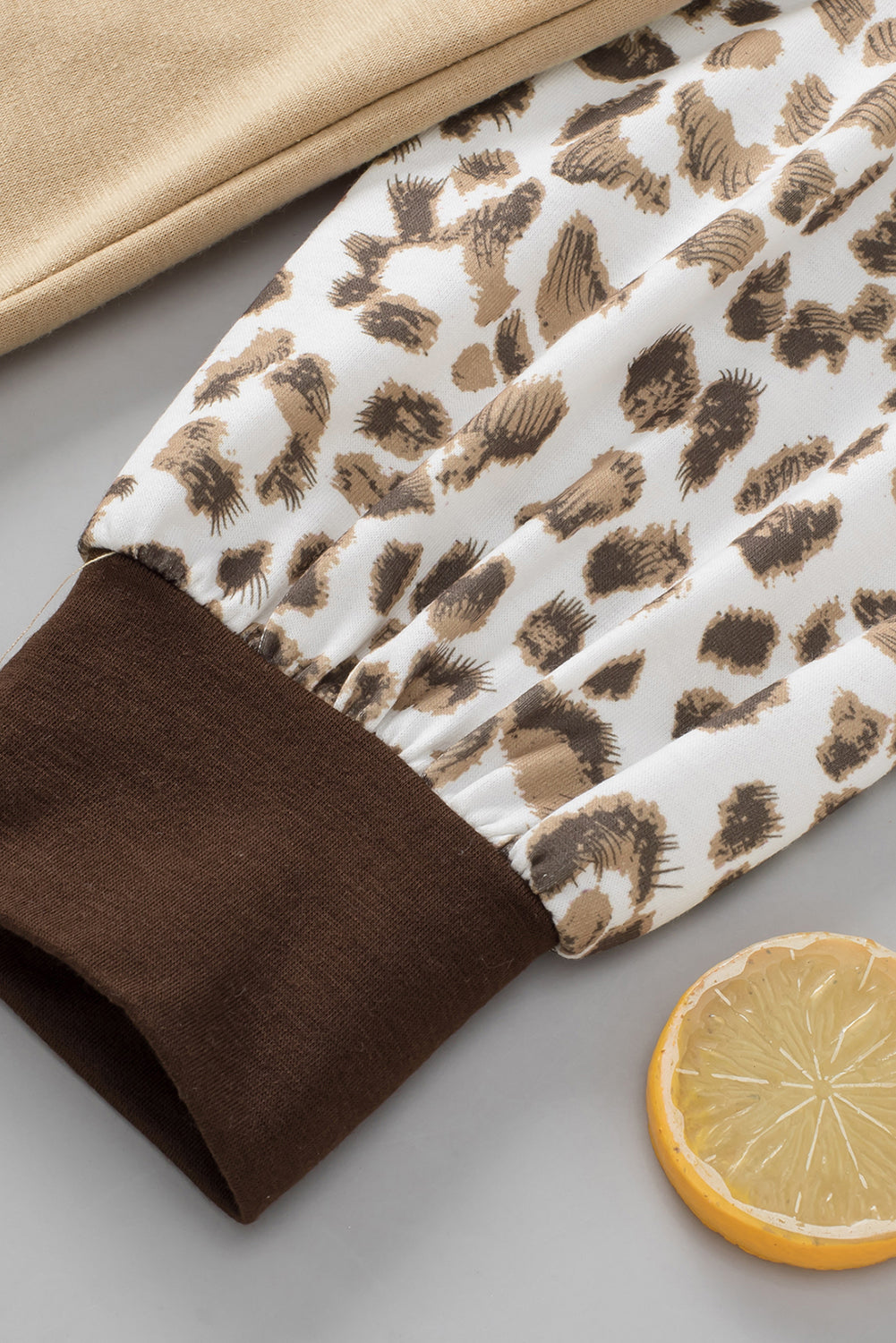 Tasca del torace del colore leopardo marrone con cappuccio Henley con cappuccio Henley