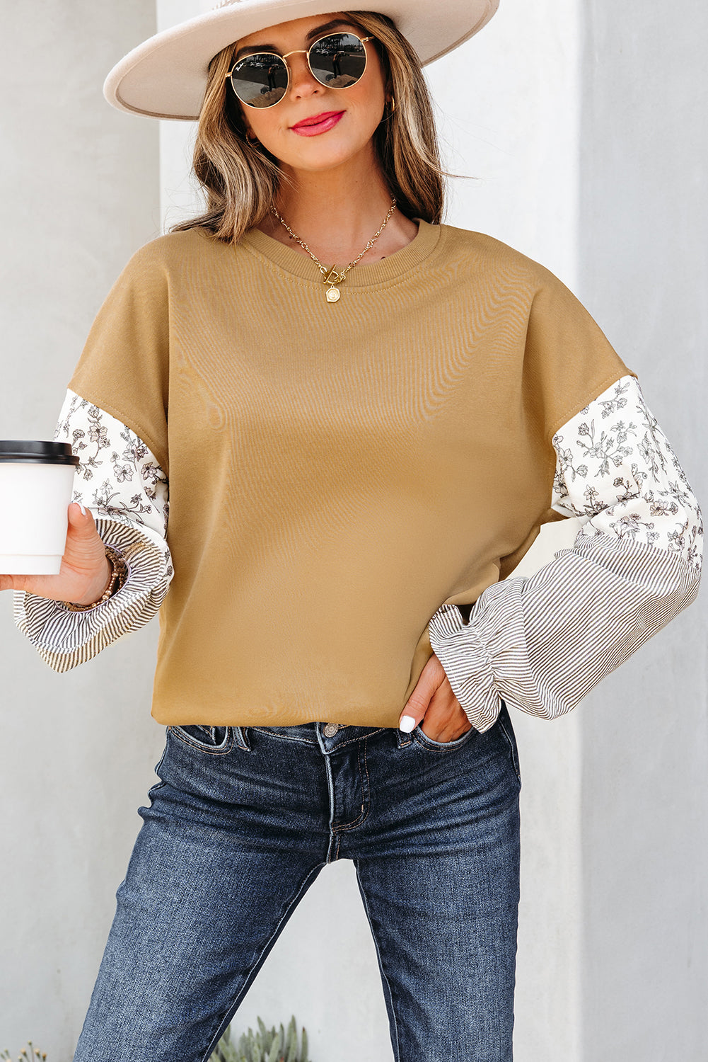 Sweat-shirt col rond camel imprimé floral et rayé à manches volantées