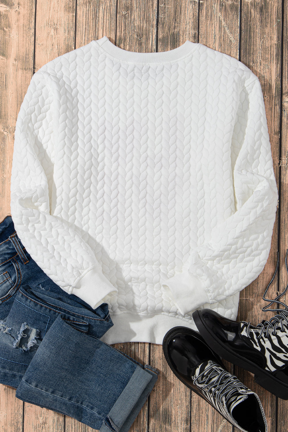 White sweatshirt in twisted knitting embroidered love caterpillar