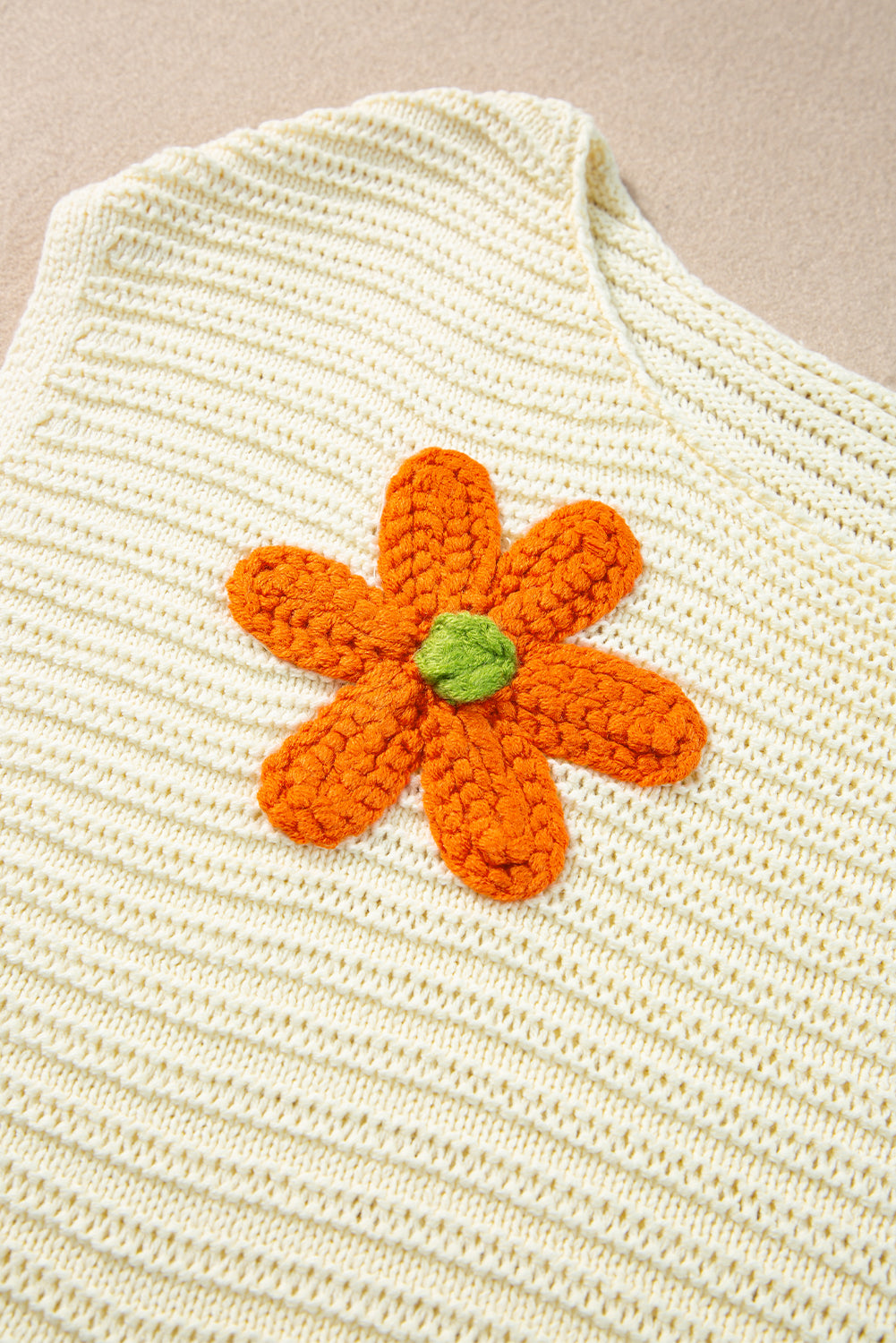 Haut tricoté à col rond en crochet à fleurs blanches