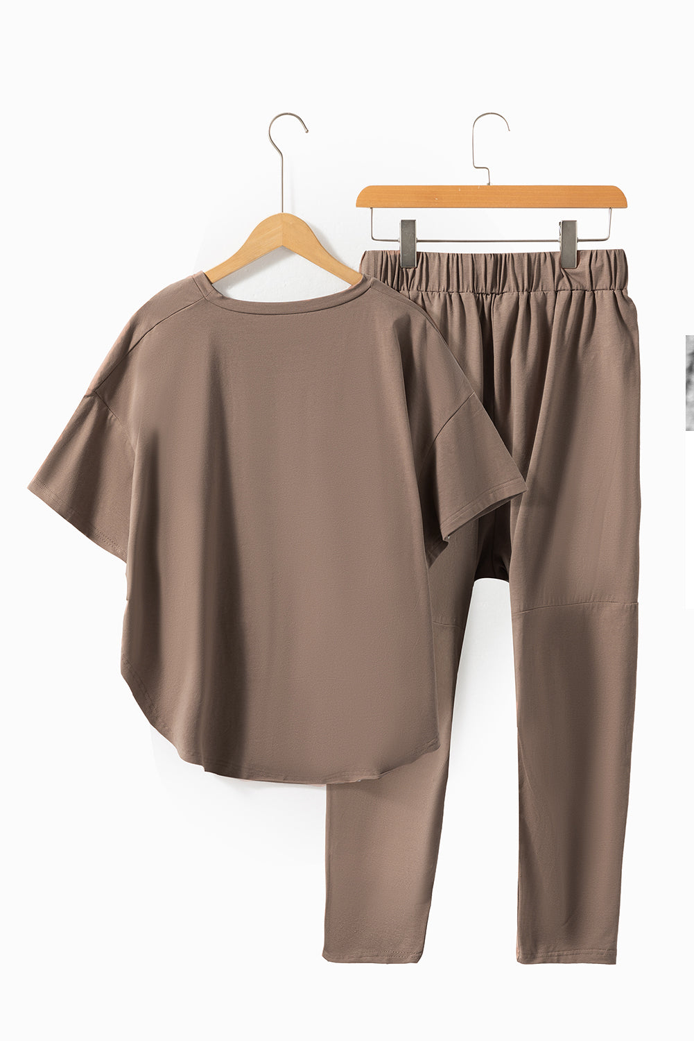 TE-shirt et pantalon de culture à t-shirt et à crop taupe haut taupe