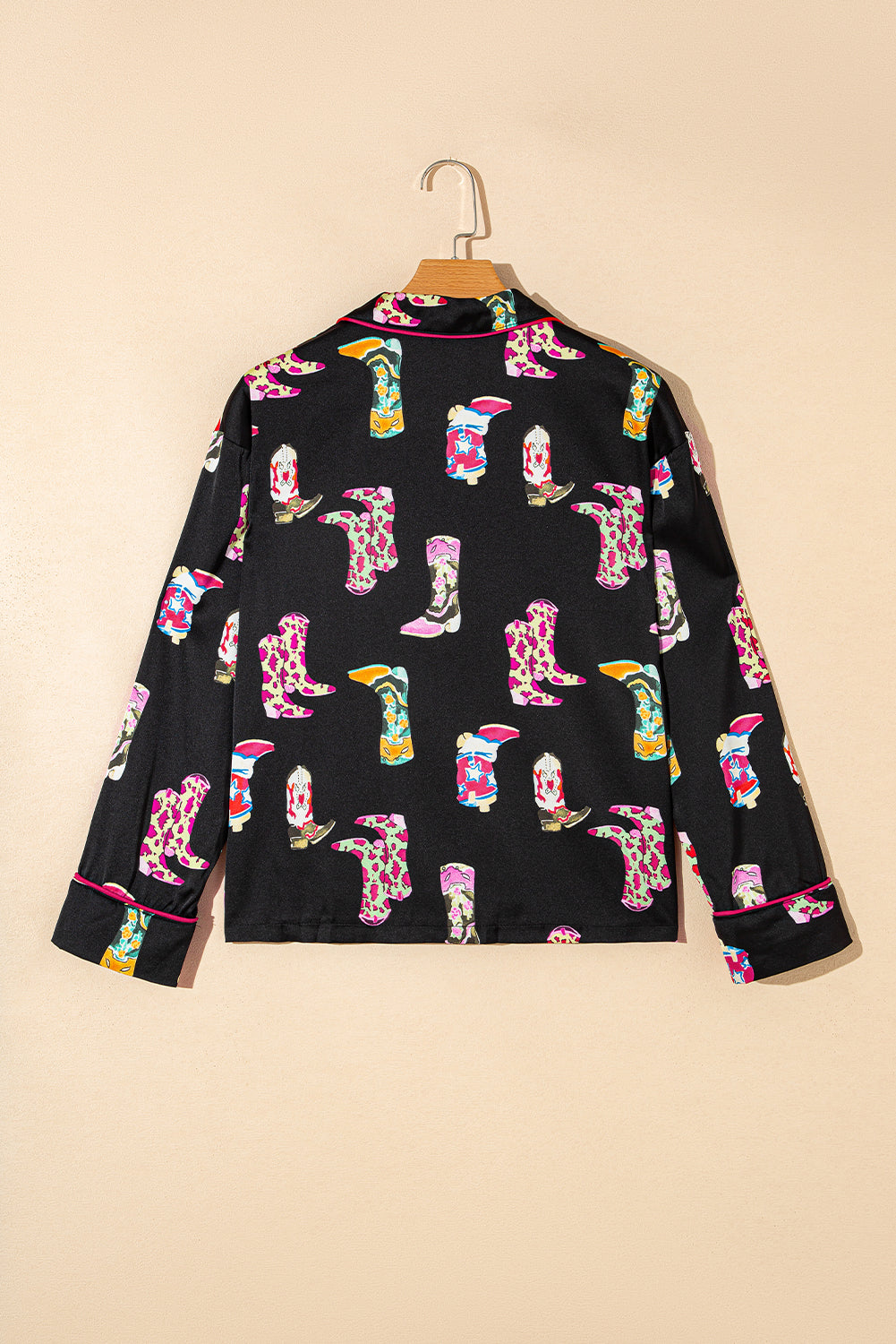 Ensemble pyjama long en satin imprimé bottes de cow-girl western noires-A WOMAN WE LOVE