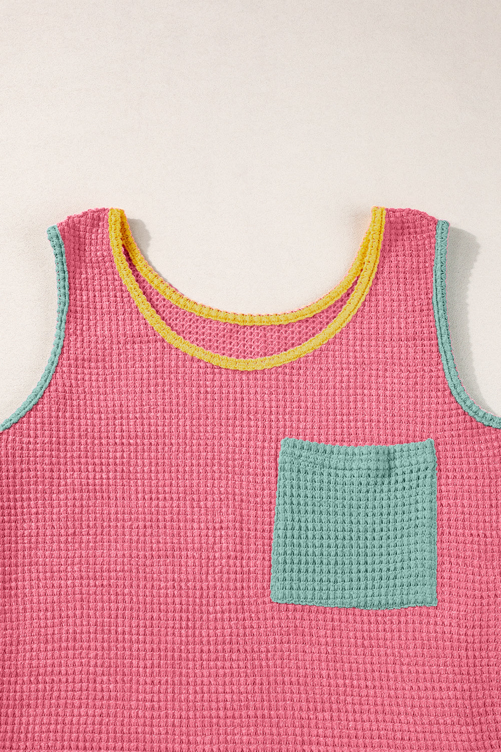 Débardeur en tricot respirant avec poche plaquée couleur rose fraise